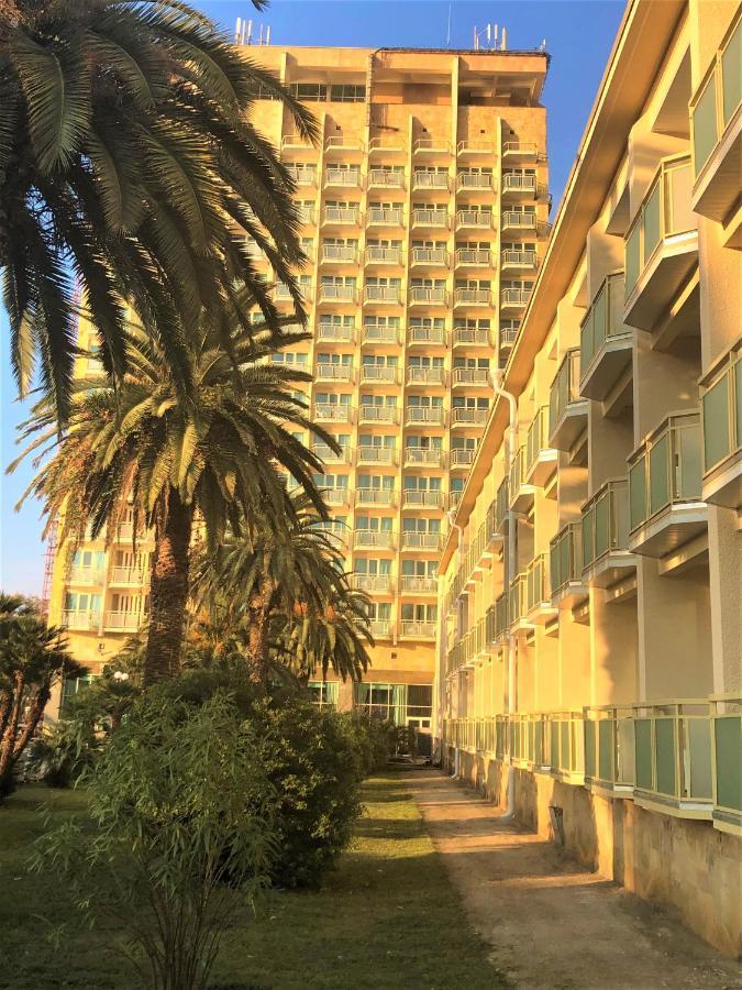 Amza Park Hotel Gagra Exterior foto